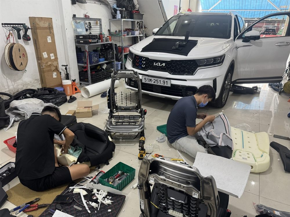 BKautocar thi công nâng cấp ghế và phụ kiện ô tô tại xưởng