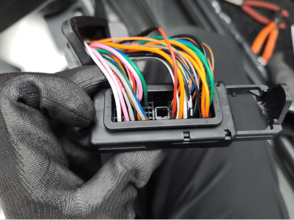 BKautocar thi công option ô tô gọn gàng ưu tiên giữ zin hệ thống xe