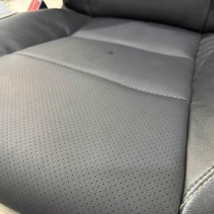 da ghế fortuner sau khi đục lỗ thoáng khí