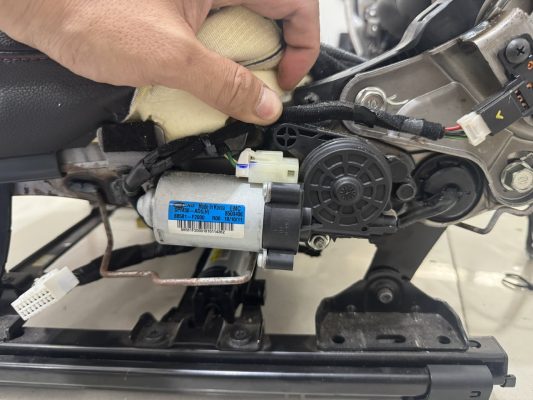 Hệ thống nhớ ghế hoạt động dựa trên motor ghế, bộ điều khiển và cảm biến hành trình.