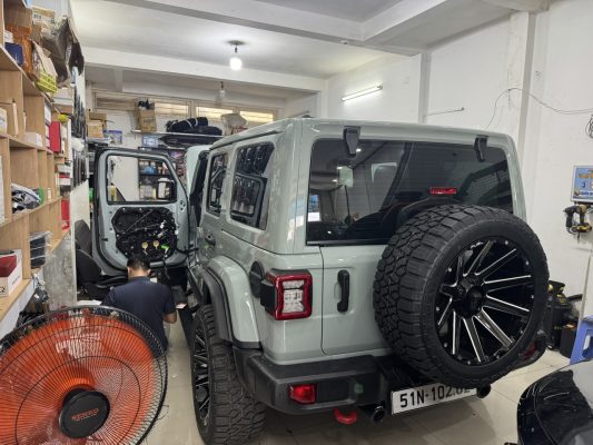 Nâng cấp ghế điện Jeep Rubicon/Wrangler tại BKautocar