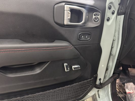 Jeep Rubicon ghế điện sau khi nâng cấp
