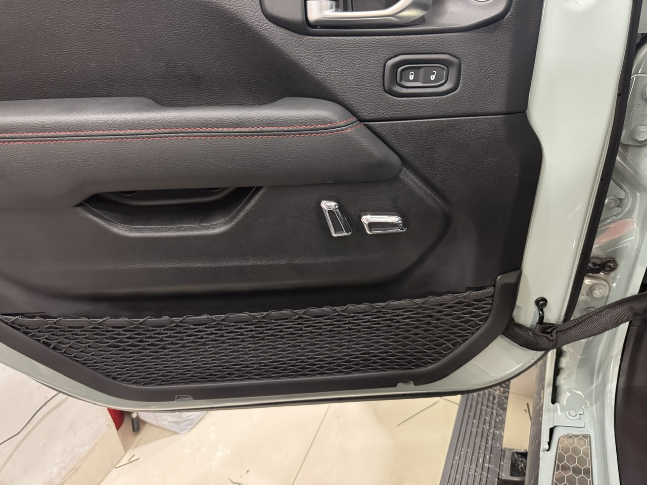 Nâng cấp ghế điện Jeep Rubicon/Wrangler - Ảnh 4