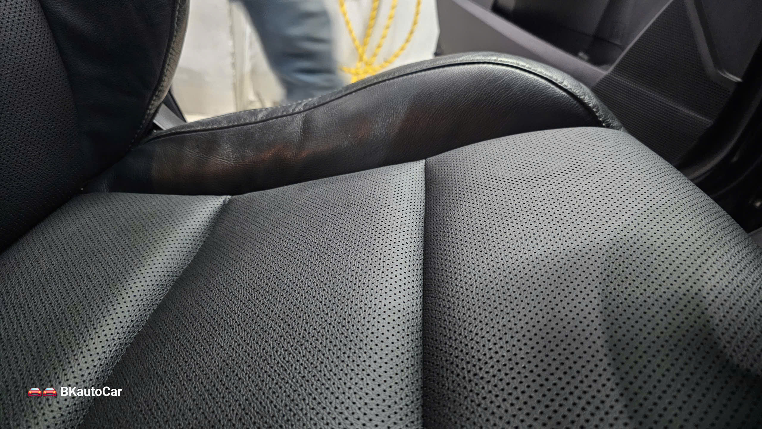 Đục lỗ da ghế Toyota Altis để lắp quạt làm mát