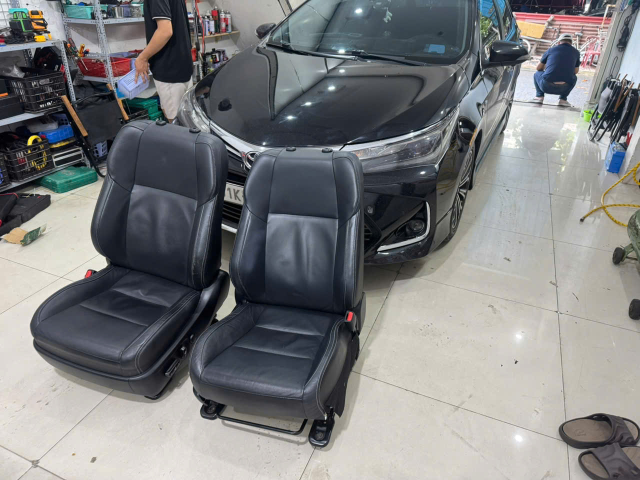 Tháo ghế Toyota Altis để lắp quạt làm mát